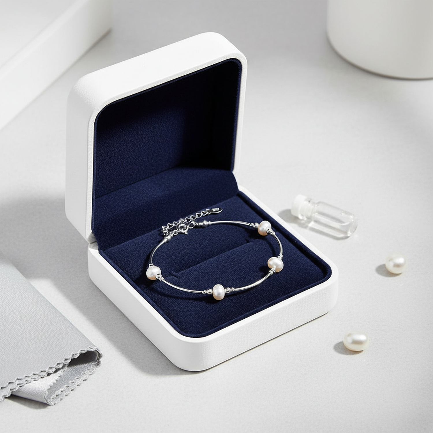 Melchior Jewellery freshwater pearl beaded bracelet displayed in a white jewellery box with navy lining