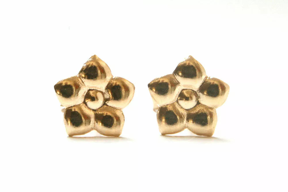 Melchior Jewellery 9ct gold flower stud earrings with delicate petal design and polished finish
