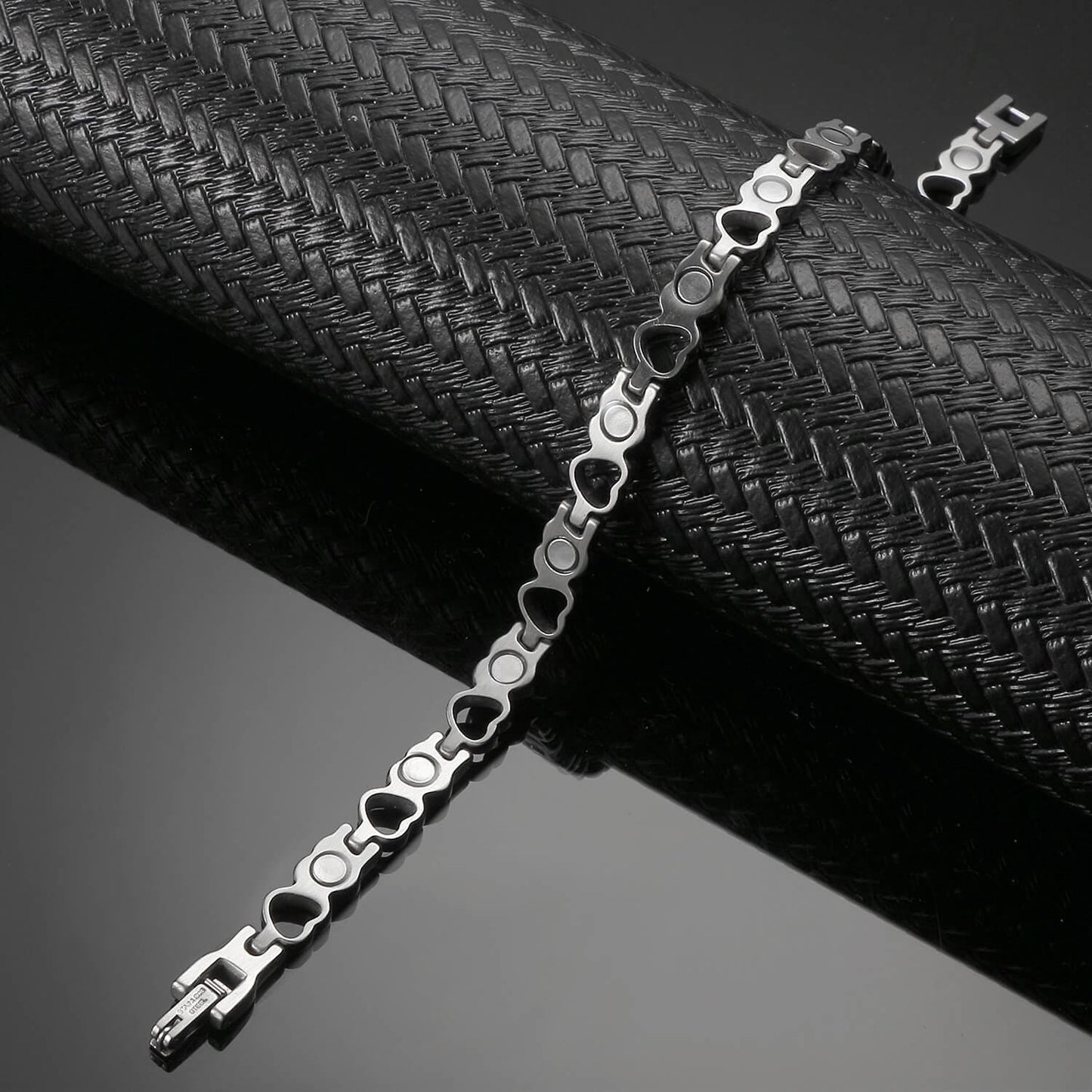 Elegant Heart magnetic therapy bracelet by Melchior Jewellery in silver-tone with heart-shaped links