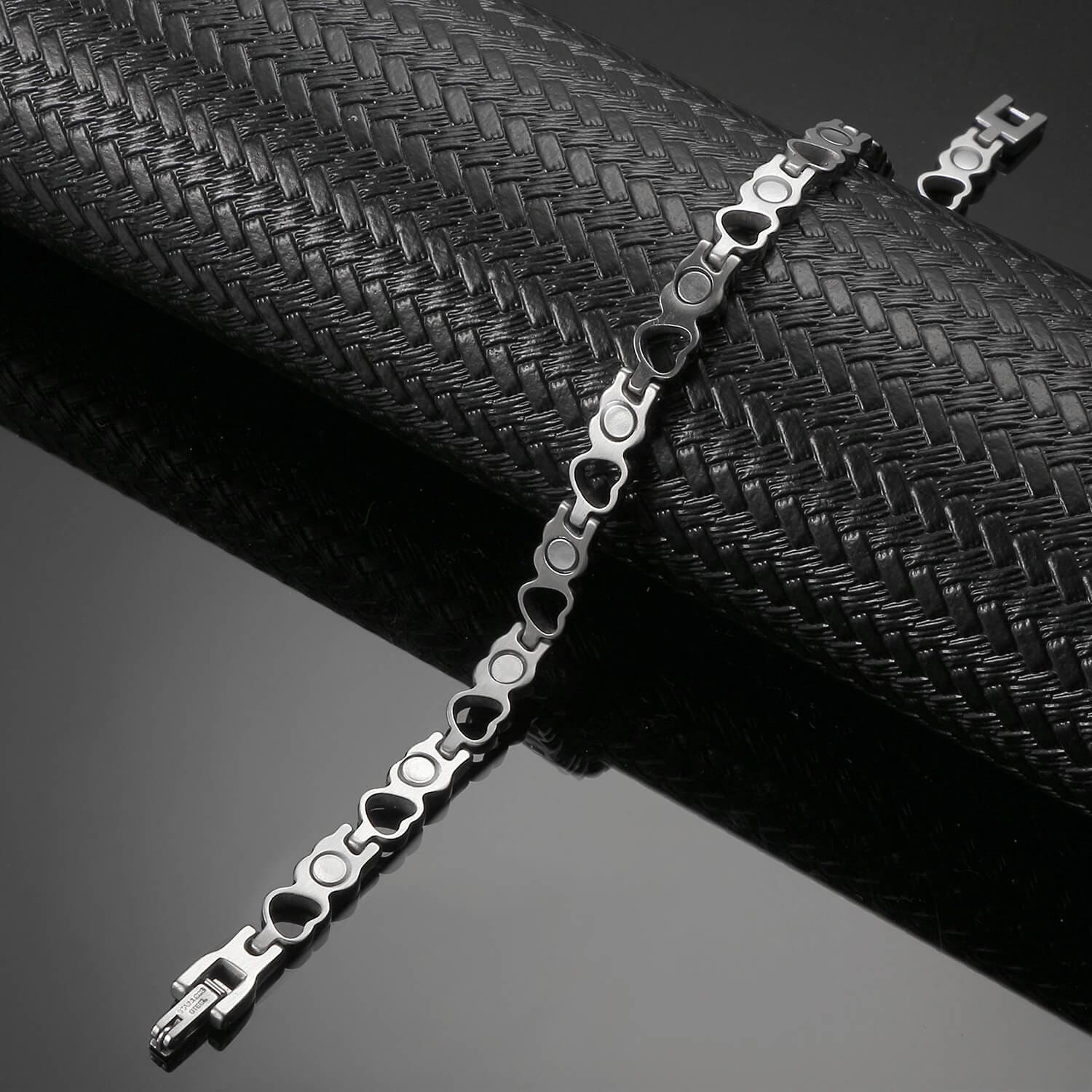 Elegant Heart magnetic therapy bracelet by Melchior Jewellery in silver-tone with heart-shaped links